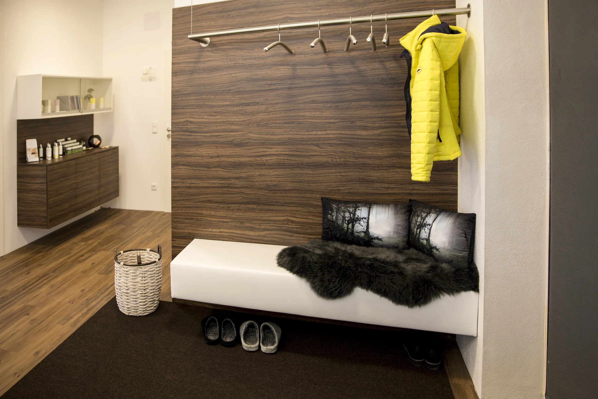 Garderobe und Wartebereich der Praxis